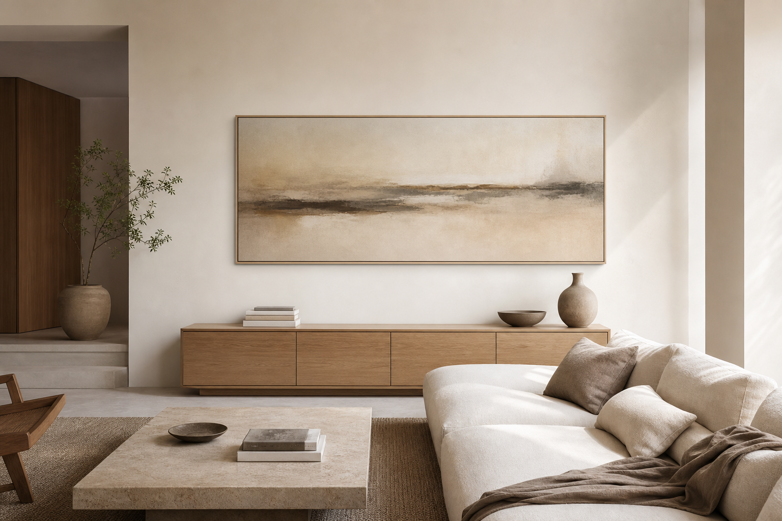 Moderner Wohnraum mit einem horizontalen Kunstwerk über einem Sofa