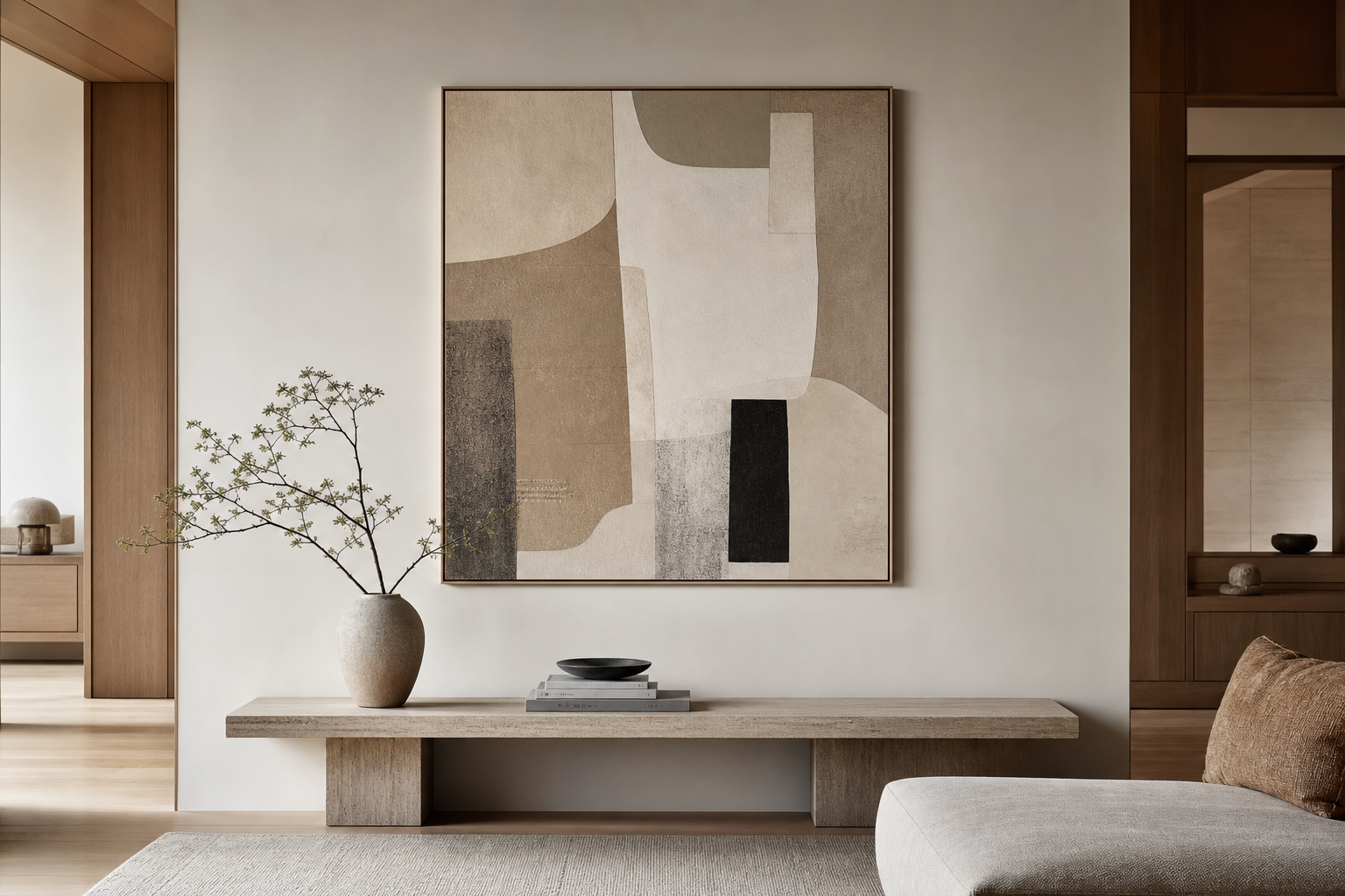 Ein großformatiges, schlicht gerahmtes Kunstwerk wirkt als ruhiger Raumanker über einer Konsole.